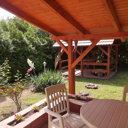 Julia Vendeghaz 別荘 *